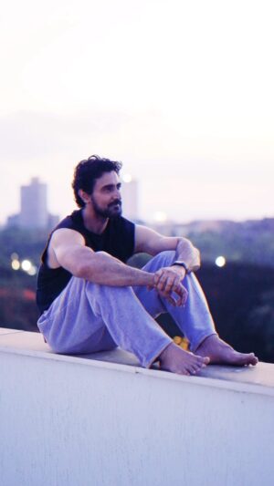 Kunal Kapoor Instagram - The world is its own magic 🪄 
#SelfMusing 

Created with @thecuttingcrewstudio @vivekvshah @shaamik_s 
Shot by @shlok_dop 
Styling @chandnikhanna with @_mehack