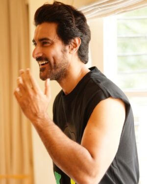 Kunal Kapoor Instagram - In between takes 
#bts #laughoutloud

Captured by @joedsouzaphotography