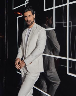 Kunal Kapoor Instagram - Chivas Alchemy, a melange of genres, swirls of nostalgia, dancing installations & style. Celebrating the eras of time in luxury with @chivas_in #ChivasAlchemy #collab #ChivasGlassware #ChivasAlchemy2023 #KaleidoscopeOfTime

Suit @raissondetrebygovindamehta