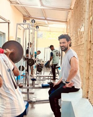 Kunal Kapoor Instagram - After almost thirty years I had a chance to go back and workout at my first gym, Rane maidan. It wasn’t like the fancy gyms we have today, it was more like an akhada. Very basic and raw. 

What got me to Rane maidan in the first place, was the fact that I was a super skinny kid, the kind that was always subjected to well-meaning but irritating comments like ‘Tum kuch khaate nahi kya’ When you think of body shaming, you mostly think about people that are considered overweight. Trust me, the underweight ones have it equally bad. I sometimes wore three t-shirts, just so that I wouldn’t look skinny. 

In the apartment block I lived in, there was an older kid that we all looked upto, Greg. Like me, he was super skinny, but over two summers Greg had transformed into a beast, sweating it out at Rane maidan. Remember the famous Bullworker ad? So on my 16th birthday I joined Greg at the gym ready to get rid of my three t shirts. 

Initially, it was all about wanting to look better, but over the years it transformed into something far deeper. My journey into fitness and wellness began, and it gradually evolved into my greatest passion. Now, thirty years later, it remains an integral part of my life. 
#fitnessjourney