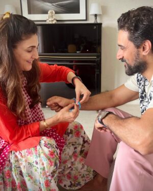 Kunal Kapoor Instagram - From the biggest and flashiest Rakhi’s to embarrass me as a young kid to the Astro man Rakhi this year. Something’s never change, thankfully. 
#threadsoflove