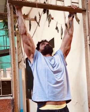 Kunal Kapoor Instagram - After almost thirty years I had a chance to go back and workout at my first gym, Rane maidan. It wasn’t like the fancy gyms we have today, it was more like an akhada. Very basic and raw. 

What got me to Rane maidan in the first place, was the fact that I was a super skinny kid, the kind that was always subjected to well-meaning but irritating comments like ‘Tum kuch khaate nahi kya’ When you think of body shaming, you mostly think about people that are considered overweight. Trust me, the underweight ones have it equally bad. I sometimes wore three t-shirts, just so that I wouldn’t look skinny. 

In the apartment block I lived in, there was an older kid that we all looked upto, Greg. Like me, he was super skinny, but over two summers Greg had transformed into a beast, sweating it out at Rane maidan. Remember the famous Bullworker ad? So on my 16th birthday I joined Greg at the gym ready to get rid of my three t shirts. 

Initially, it was all about wanting to look better, but over the years it transformed into something far deeper. My journey into fitness and wellness began, and it gradually evolved into my greatest passion. Now, thirty years later, it remains an integral part of my life. 
#fitnessjourney
