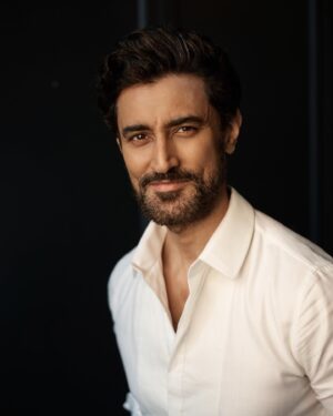 Kunal Kapoor Instagram - On a beautiful Sunday morning,
His thoughts an unanchored boat,
He dreamed with a laid-back grin,
And smiled at the stories he wrote.
#sundayfeeling
📸 @ridburman