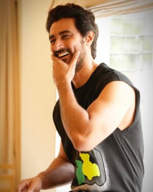 Kunal Kapoor Instagram - In between takes 
#bts #laughoutloud

Captured by @joedsouzaphotography