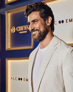 Kunal Kapoor Instagram - Chivas Alchemy, a melange of genres, swirls of nostalgia, dancing installations & style. Celebrating the eras of time in luxury with @chivas_in #ChivasAlchemy #collab #ChivasGlassware #ChivasAlchemy2023 #KaleidoscopeOfTime

Suit @raissondetrebygovindamehta