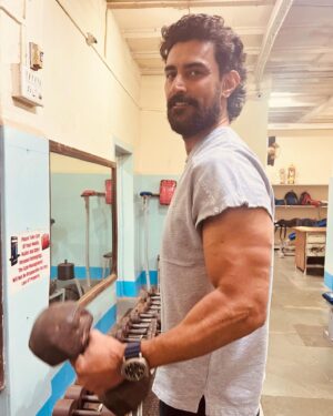 Kunal Kapoor Instagram - After almost thirty years I had a chance to go back and workout at my first gym, Rane maidan. It wasn’t like the fancy gyms we have today, it was more like an akhada. Very basic and raw. 

What got me to Rane maidan in the first place, was the fact that I was a super skinny kid, the kind that was always subjected to well-meaning but irritating comments like ‘Tum kuch khaate nahi kya’ When you think of body shaming, you mostly think about people that are considered overweight. Trust me, the underweight ones have it equally bad. I sometimes wore three t-shirts, just so that I wouldn’t look skinny. 

In the apartment block I lived in, there was an older kid that we all looked upto, Greg. Like me, he was super skinny, but over two summers Greg had transformed into a beast, sweating it out at Rane maidan. Remember the famous Bullworker ad? So on my 16th birthday I joined Greg at the gym ready to get rid of my three t shirts. 

Initially, it was all about wanting to look better, but over the years it transformed into something far deeper. My journey into fitness and wellness began, and it gradually evolved into my greatest passion. Now, thirty years later, it remains an integral part of my life. 
#fitnessjourney