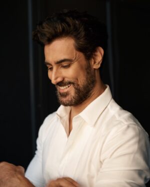 Kunal Kapoor Instagram - On a beautiful Sunday morning,
His thoughts an unanchored boat,
He dreamed with a laid-back grin,
And smiled at the stories he wrote.
#sundayfeeling
📸 @ridburman