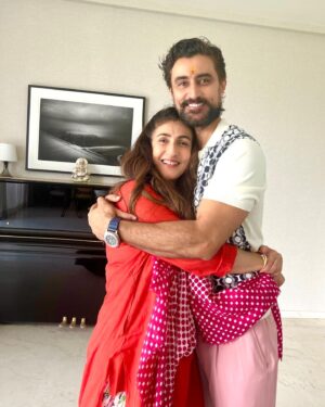 Kunal Kapoor Instagram - From the biggest and flashiest Rakhi’s to embarrass me as a young kid to the Astro man Rakhi this year. Something’s never change, thankfully. 
#threadsoflove