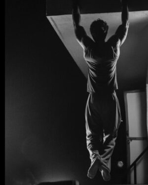 Kunal Kapoor Instagram - Work hard in the darkness,
To shine bright in the spotlight
#darkknight

📸 @poruskhareghat 
@thecuttingcrewstudio