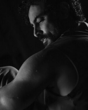 Kunal Kapoor Instagram - Work hard in the darkness,
To shine bright in the spotlight
#darkknight

📸 @poruskhareghat 
@thecuttingcrewstudio