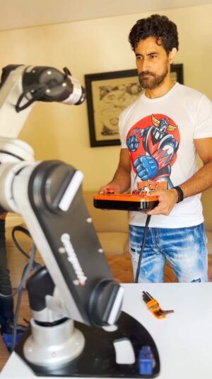 Kunal Kapoor Instagram - We can all use an extra set of hands 🤖 
Thank you @orangewoodlabs for the new addition to the family! 
#brotime #geeklife
