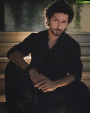 Kunal Karan Kapoor Instagram - Let there be light! 🪔

Outfit: @abhishti 
Shoes: @zara 
Styled by: @he3nz