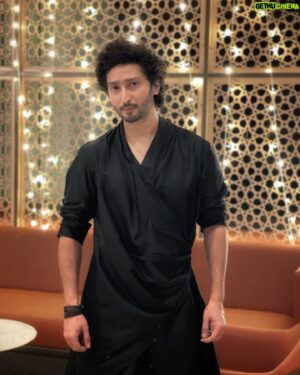 Kunal Karan Kapoor Instagram - Let there be light! 🪔

Outfit: @abhishti 
Shoes: @zara 
Styled by: @he3nz