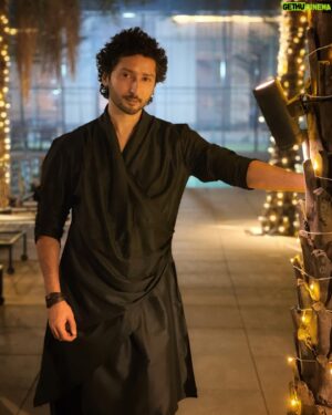 Kunal Karan Kapoor Instagram - Let there be light! 🪔

Outfit: @abhishti 
Shoes: @zara 
Styled by: @he3nz