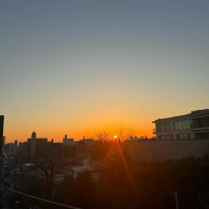 Kunichi Nomura Instagram - 成人式を迎えた皆様、おめでとうございます。
拙者が成人式を迎えたのは1994年の一月、バブルが弾けた影響が出始めた頃でしたが、まだその余熱のようなものが残り、どこかまだ未来は良くなるだろうという根拠のない楽観性があるころでした。団塊ジュニアと呼ばれた1973年生まれは203万人もいました。ちなみに昨年２０歳を迎えた2003年生まれの人口は約112万人、ほぼ半減ですね。。同じ歳がやたら多い競争世代、選挙だ政治だという人はものすごく少なかった記憶があります。とにかく大企業に就職が幅をきかせるなかで、すべては年功序列のまだ終身雇用、自分たちは社会とは余り関係ないという雰囲気だったのです。むしろ選挙だ、政治だを語ったたりするのは、ダサいというか空気を読まない人だと思われがちだった気もします。自分たちの声などたかが知れてる、社会に物言って通用するのはまだまだ先だ、お偉いさんたちがちゃんとしてくれるだろう。
　それから30年が経ち、自分たちがいかに浅はかで馬鹿だったかを思い知る現在があります。僕らが２０歳の頃から国としては停滞している日本。もっと前からみなが真剣に未来のことを考えていれば。現状維持ばかり考えて変化を本心から求めなかった３０年。経済、会社も産業もものすごく変わったのに、国の仕組みも法律も、それを司る政治もまったくそこに追いついていない。
今から変えないと先がない。　　

恥ずかしい話、僕も30過ぎまで自分の家がなく、滅多に帰らない実家から住民票を移すこともなく、居候先の友人の家で選挙を見過ごしていました。皆さんはそうならないでください。高齢化社会の中で、これからの国を決めていくのは先ある皆さんです。今年は選挙があるでしょう。住民票を動かす、期日前投票を故郷でする。税金を払うものにとって政治に参加するのは義務だと思います。俺たちゃ関係ねえ、誰かがやるだろうはもう限界にきてます。
　皆様の未来に幸多いことを。
お酒はほどほどに。