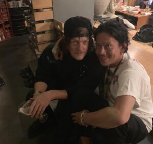 Kunichi Nomura Instagram - 今日から渋谷宮下Park内にあるギャラリー、SAI @sai_miyashita でノーマンリーダス @bigbaldhead の写真展「IN TRANSIT]が始まります。
　ドラマ『ウォーキングデッド」のダリル役でノーマンを知った人もきっと多いかと思いますが、僕が彼と出会った頃はノーマンは演技よりアートばかりを作っていました。だからぜひとも彼の写真を見てもらいたいです。世界各地で撮ってきた風景、それはダリルとは違う、本当のノーマンの心象風景が写っています。
今までに雑誌の撮影でモデルが見つからないときに、すぐにやってくれたり、自分が参加した映画のプレミアにも日程を合わせて帰国して正装して駆けつけてくれたり、ニューヨークにいる最も古くから知る友達の1人で素晴らしい人なんですよ。宮下パークでゴロゴロしようなんて思っている人、ぜひ！