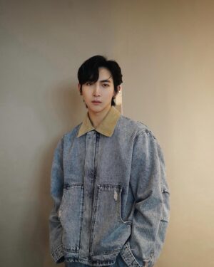 Kurt Huang Instagram - 生命中的人來來去去
身邊還剩下不離不棄的 

是幸運吧

💕

@moschino @bluebelltw