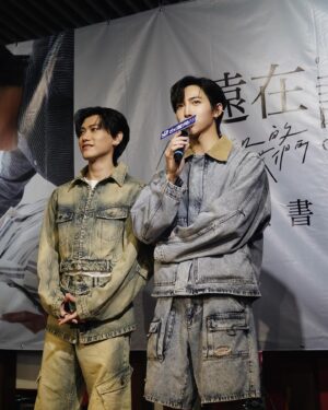 Kurt Huang Instagram - 生命中的人來來去去
身邊還剩下不離不棄的 

是幸運吧

💕

@moschino @bluebelltw