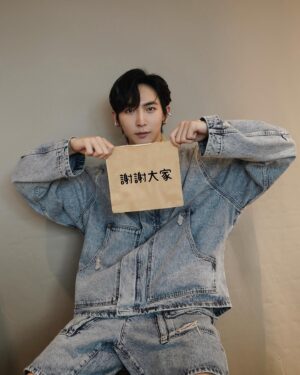 Kurt Huang Instagram - 生命中的人來來去去
身邊還剩下不離不棄的 

是幸運吧

💕

@moschino @bluebelltw