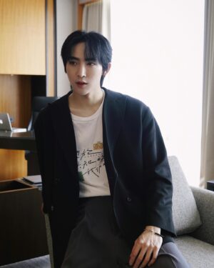 Kurt Huang Instagram - 差點被遺忘的照片

這是我把直播背板（圖6）
搬回家的

那一天

🤳🏻