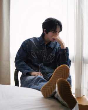 Kurt Huang Instagram - 差點被遺忘的照片

這是我把直播背板（圖6）
搬回家的

那一天

🤳🏻