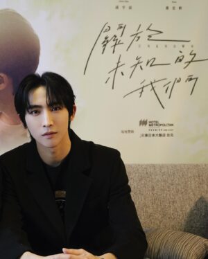 Kurt Huang Instagram - 差點被遺忘的照片

這是我把直播背板（圖6）
搬回家的

那一天

🤳🏻