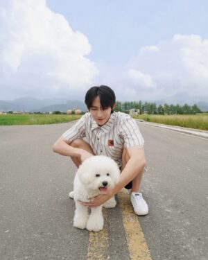 Kurt Huang Instagram - 女明星出門，累死保鑣。
@bichon.lunaaa