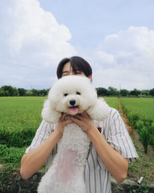Kurt Huang Instagram - 女明星出門，累死保鑣。
@bichon.lunaaa