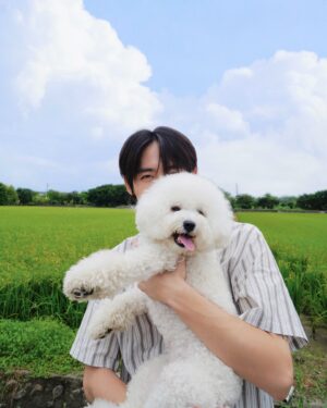 Kurt Huang Instagram - 女明星出門，累死保鑣。
@bichon.lunaaa