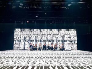 Kurumi Shimizu Instagram - 遅くなりましたが、
舞台「東京輪舞」全34公演ありがとうございました。

いやーーー終わったーーー
稽古が始まった時は終わりが来るなんて、想像もできなかったけど、始まったらあっという間でした。

稽古期間は、セリフを覚えても覚えてもまだ覚えなきゃいけないセリフがあって、毎日台本覚えながら寝落ちちゃう、受験生みたいな日々でした。笑　今となってはそれも懐かしい。
セリフを覚えられても、6役をどう演じるか、演じ分けるか、すごく悩んで、色々なヒントをもらって、考えて、あの1ヶ月は今まででいちばんの頭フル回転期間だった気がします。
でもやっぱりあの苦しかった創作期間も今思うとわたしはすごく楽しかったなと思っていて。作品作りは楽しい。
そして何より本当に読み応えのある脚本で、読めば読むほど面白い。

そういえば、大千穐楽の前にみんなで話していて、初稿はどんなだったかと見返してみたんですが、上演台本とは全然違っていて！削る前の脚本も本当に面白くて、帰宅してプリントアウトしました。笑
読み物として大事にしたいし、いつかみなさんにも読んでもらえる機会があるといいな。

今回、コロナも明けてきたこともあり、色々な部署の方ともお話しする機会がありまして。出演者が少ないからこそ、照明やマイク、音楽、美術、衣装ヘア、そしてSPのみなさんなどに助けてもらうことがすごく多くて、改めてたくさんの人たちと作品を作っていることを感じました。全員がプロフェッショナルにこの作品に臨んでいて。
わたしもみなさんについていくために必死でした。
全員がちゃんと呼吸を合わせて制作できたことが何よりも楽しかったです。本当に素敵で大好きなみなさん。ありがとうございました。

天才すぎる、山本さん杉原さん髙木さん。
繊細かつ綿密な脚本に、重くなりすぎないポップな美術と演出、一緒に舞台を乗り切った戦友(先輩なのにすみません…)。
創作側が自信を持って面白いと思える作品に参加することができて、本当に幸せでした。稽古場で4人で制作していく時間もとても勉強で、楽しかったーーー
毎日切磋琢磨した時間、生意気なことを多々言ってしまったと思いますが、良い作品にするために、より高みを目指すためにと、広い心で受け止めてくださって、ありがとうございました。
たくさんの無礼を、ここで謝っておきますm(__)m
独特で、なかなか経験できないあの時間、とても貴重でした。

そして、この作品に出会わせてくださったPARCOさん。
またとない貴重な経験をありがとうございました。
あの時、熱量を持ってお話してくださって、挑戦する決断をすることができて、本当によかったです。感謝してもしきれません。

東京輪舞はわたしのこれまでとこれからの人生にとって、たくさんのことを教えてくれた作品だなと思っています。
価値観や考え方、自分や対人について、改めて考えさせてくれる機会を与えてくれました。たぶんこれが20代最後の舞台になると思うのですが、様々な意味でターニングポイントになったのではないかと、というよりもターニングポイントにするぞ！という気持ちです。

観に来てくださったみなさんも、想いを寄せてくださったみなさんもありがとうございました。

わたしはみなさんがいるから舞台に立つことができます。優しく温かく、そしてお手紙までたくさん、ありがとうございました！
この作品がみなさんの人生を少しでも豊かにしてくれていたら嬉しいです☺️

ながーーーーーくなっちゃったけど！！！
最後までありがとうございました！東京輪舞！愛！