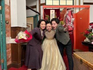 Kurumi Shimizu Instagram - 朝ドラ「 #ブギウギ 」最終回
ありがとうございました❣️

とりあえず趣里ちゃん、本当にお疲れさまーーー！
ただでさえ朝ドラヒロインはハードだと言われる中、歌にダンスにと、本当に大変だったと思います。でもこの半年間、スズ子の歌がダンスが、そして趣里ちゃんのお芝居が魅力が、日本中をたくさん明るくしていたよーーー！！！最高の座長です！！！

わたしにとっては初めての朝ドラ。とても大切な作品です。
たくさんありがとうございました！！！

あといつも写真撮るときユキちゃんいないのなんでだよ！！！笑

クランクアップしたと思ったら、最終回に登場させてもらえるという幸せな展開だったので、まさかの今回、2回クランクアップさせていただきました！！！そのときの写真たち！！！