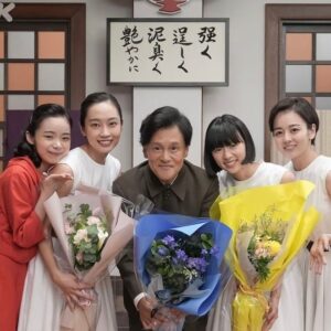 Kurumi Shimizu Instagram - 朝ドラ「 #ブギウギ 」最終回
ありがとうございました❣️

とりあえず趣里ちゃん、本当にお疲れさまーーー！
ただでさえ朝ドラヒロインはハードだと言われる中、歌にダンスにと、本当に大変だったと思います。でもこの半年間、スズ子の歌がダンスが、そして趣里ちゃんのお芝居が魅力が、日本中をたくさん明るくしていたよーーー！！！最高の座長です！！！

わたしにとっては初めての朝ドラ。とても大切な作品です。
たくさんありがとうございました！！！

あといつも写真撮るときユキちゃんいないのなんでだよ！！！笑

クランクアップしたと思ったら、最終回に登場させてもらえるという幸せな展開だったので、まさかの今回、2回クランクアップさせていただきました！！！そのときの写真たち！！！