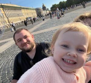 Kuzma Gridin Instagram - Мужик в черной футболке. Еще есть жена мужика. И дочь мужика. Семейный день.