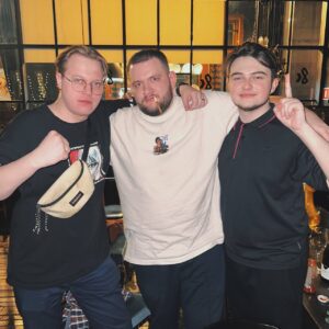 Kuzma Gridin Instagram - С парнями сфоткался. Мы банда