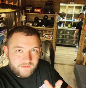 Kuzma Gridin Instagram - Антон позвал в гараж. Вызвался помочь с фигурками. Вот жду, когда кисточки и краски принесёт.
