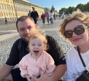 Kuzma Gridin Instagram - Мужик в черной футболке. Еще есть жена мужика. И дочь мужика. Семейный день.