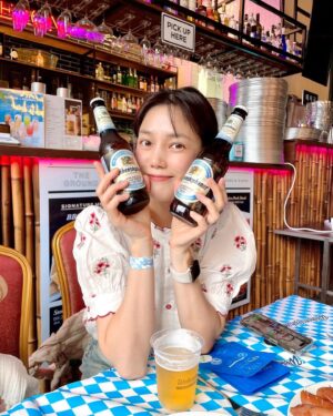 Kwon Da-hyun Instagram - 강릉 오랜만이다~~.
날씨도 좋고,아이들도 행복해하고,배불리 먹고 막바지 여름 잘 보냈다❤️.
이든이 사진찍자 했더니
입술을 내미는 업그레이드 표정☺️.
달빛은 왜케 아름다운건지…❣️
맥주도 맛있..따아😆
논알콜도👍
#강릉여행#바이엔슈테판#바이엔슈테판논알콜맥주#weihenstephan #조이네#이든이네