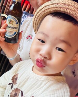 Kwon Da-hyun Instagram - 강릉 오랜만이다~~.
날씨도 좋고,아이들도 행복해하고,배불리 먹고 막바지 여름 잘 보냈다❤️.
이든이 사진찍자 했더니
입술을 내미는 업그레이드 표정☺️.
달빛은 왜케 아름다운건지…❣️
맥주도 맛있..따아😆
논알콜도👍
#강릉여행#바이엔슈테판#바이엔슈테판논알콜맥주#weihenstephan #조이네#이든이네