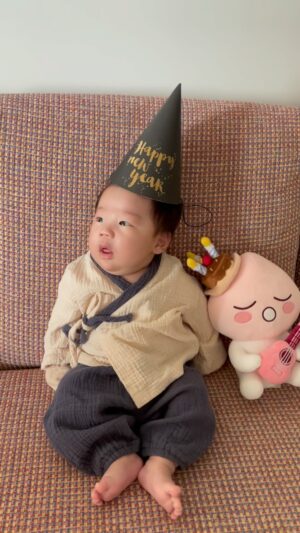 Kwon Da-hyun Instagram - 최이든 6월8일.
3번째 생일❤️.
꼬물이때 사진보니깐 얼굴도 몸도 정말 많이 변했다.
돌도 안된 이든이 안고 다니면 
지나가는 사람들이 ”걸어야지~다 컸는데~~“라고 하시면
나는 ”아직 돌도 안됐어여 ㅋㅋㅋ커보이죠😆“라고 말하면
다들 놀라셨다. 힘들지만 이쁜 시기💕 지나고 더 이쁜말하고 엄마 지켜주겠다는 이든~생일축하해~~❤️.
(영상은 태어난지 2달도 안된 이든)
#이든이#36개월#시작#정말정말#사랑해#