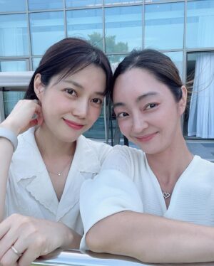 Kwon Da-hyun Instagram - 데뷔동기 친구와 같은곳 다니는 아이들❤️.
덕분에 좋은 사람들 좋은곳 좋은 추억 하나 플러스😘.

#서우네#조이네#이든이네