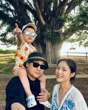 Kwon Da-hyun Instagram - 세가족❤️.
점점 하는 행동,예쁜말 더 많이하는 
31개월 이든.
그 예쁜 입술로💋.
“나는 아빠가 좋아.”
“나는 엄마가 좋아.”
“나는 엄마 아빠 다~좋아.“ 라는 말 
하루에 수십번하고,
계속 안아주고 행복하다고 한다.
그걸로 됐다 난…
아무것도 안해도 좋다~~.

#31개월#딸같은아들#사랑둥이#이든