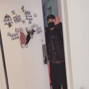 Kwon Da-hyun Instagram - 그는 갔다…
진짜 갔…
마음이 저 짐처럼 무겁겠다..
그는 그의 자리에서.
나는 나의 자리에서.
두달뒤에 만나~.

#아빠의자리#엄마의자리#이든#내가#지킬게#미국투어#코첼라#자랑스러운아빠#무대#찢어놓고#오삼