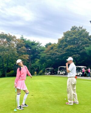 Kwon Da-hyun Instagram - 희진언니 라라 온오프직원분들 투표로 만장 일치 핑크색으로~.
처음으로 산 골프복✌🏻
신나서 잇몸보인다고 옆에서 놀리는중🤣.
#onoff#핑크핑크#내옷#이쁘네#온오프골프웨어