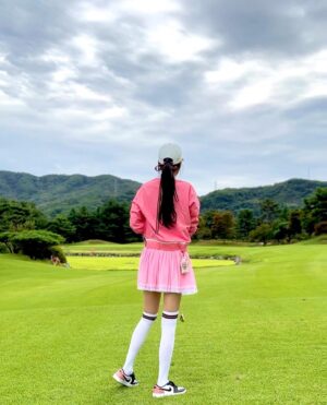 Kwon Da-hyun Instagram - 희진언니 라라 온오프직원분들 투표로 만장 일치 핑크색으로~.
처음으로 산 골프복✌🏻
신나서 잇몸보인다고 옆에서 놀리는중🤣.
#onoff#핑크핑크#내옷#이쁘네#온오프골프웨어