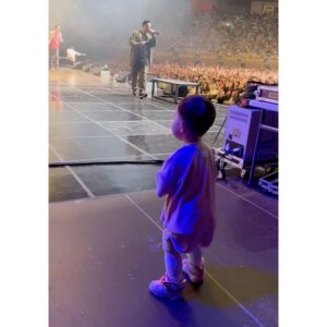 Kwon Da-hyun Instagram - 이든 인생 첫 무대😆.
처음으로 아빠 일하는거 보여주러 갔는데 무대 위로~😊.
저렇게 많은 사람 처음보지?이든아?!ㅋㅋㅋ.걱정과 달리 “아빠” 부르고 엉덩이 흔들고 박자 아는 이든❤️.
역시 @realmithrajin 아들이군.
너무나도 잘 즐겨준 이든 thumbs up👍.

#에픽하이#이든이가#볼수있게 #오래오래#활동#해주세요#서재페#2023#epikhigh