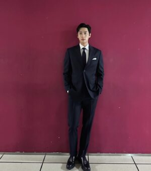 Kwon Hwa-woon Instagram - 넥타이 매는 법 모름
