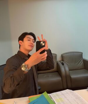 Kwon Hwa-woon Instagram - 즐촬 중 :)
