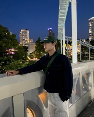 Kwon Hwa-woon Instagram - 한 주 시작 즐겁게!