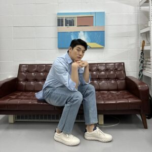 Kwon Hyuk-soo Instagram - 살다살다 이런 재밌는일 다 생기네요..나한테 
아니 지미추 말본 콜라보레이션 컬렉션이 런칭했어요..
그럼 아니 신을 수가 있습니까?!?!
그래서 바로 신어 봤습니다.
1번 모델이 신발살렸다
2번 신발이 모델살렸다
3번 지미추 말본 혁수 N빵이다

#지미추 #지미추말본콜라보레이션 
#JimmyChoo #JimmyChooxMalbon
