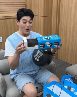 Kwon Hyuk-soo Instagram - #광고 #뚜레쥬르 #ㅋㅋㅋ아이스박스 #웃음충전
깜짝선물 너무 감사해용♡
시원하게 당충전되는 'ㅋㅋㅋ아이스박스' 덕에
간만에 ㅋㅋㅋ 웃고 행복했어요!!!
<케이크왕자 혁수가 인정하는 맛 : ㅋㅋㅋ아이스박스>
@touslesjours_kr